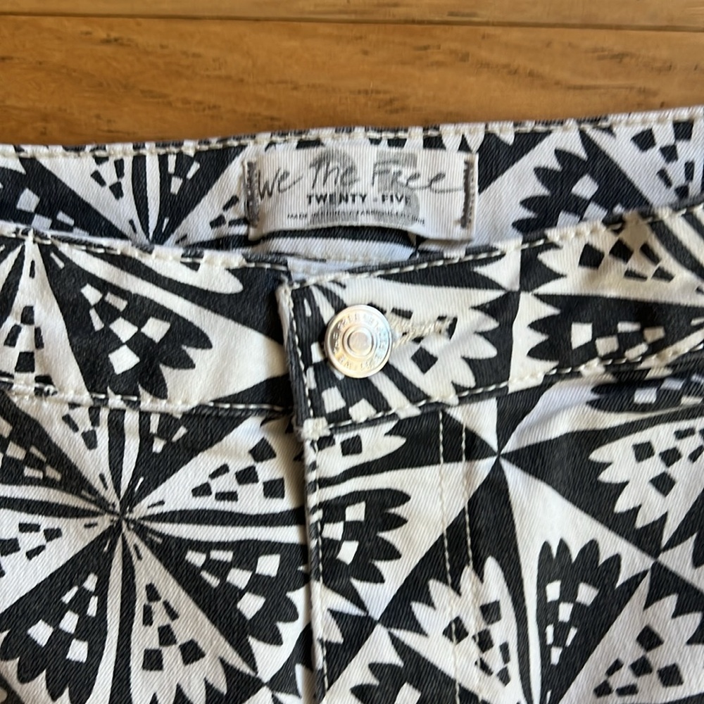 Like NEW FREE PEOPLE Float On Flare Jeans Black White Print US 25 (UK 4) - Picture 4 of 8